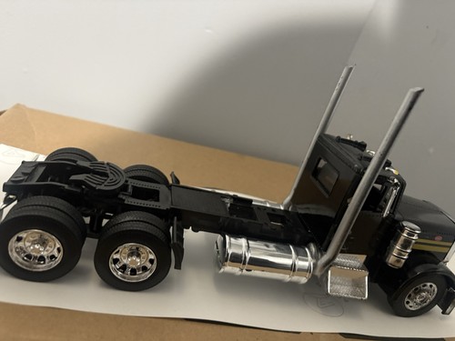 New Ray 1/32 Peterbilt 379 Daycab Truck (see Description) - Picture 3 of 6