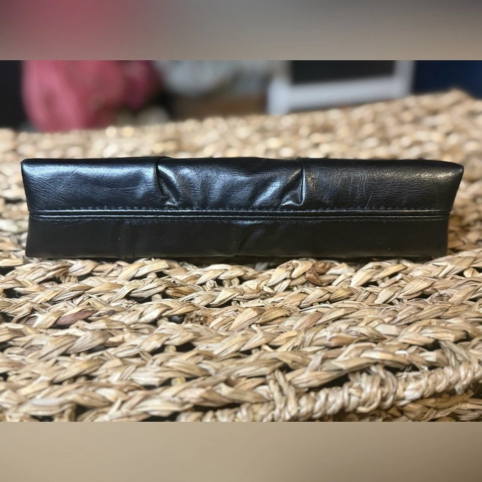 Bolso de mano Jessica McClintock negro con bloqueo de beso Foto 3 de 4