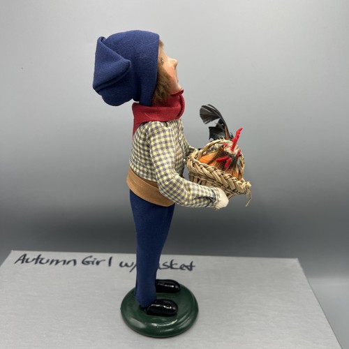 Byers Choice Caroler Boy 2003 con pollo gallo pájaro en canasta pelo castaño - Imagen 5 de 12