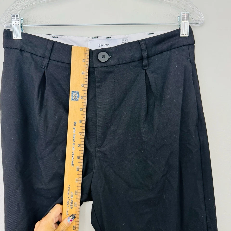 Pantalones de vestir Bershka negros plisados para mujer talla 8 Foto 3 de 4