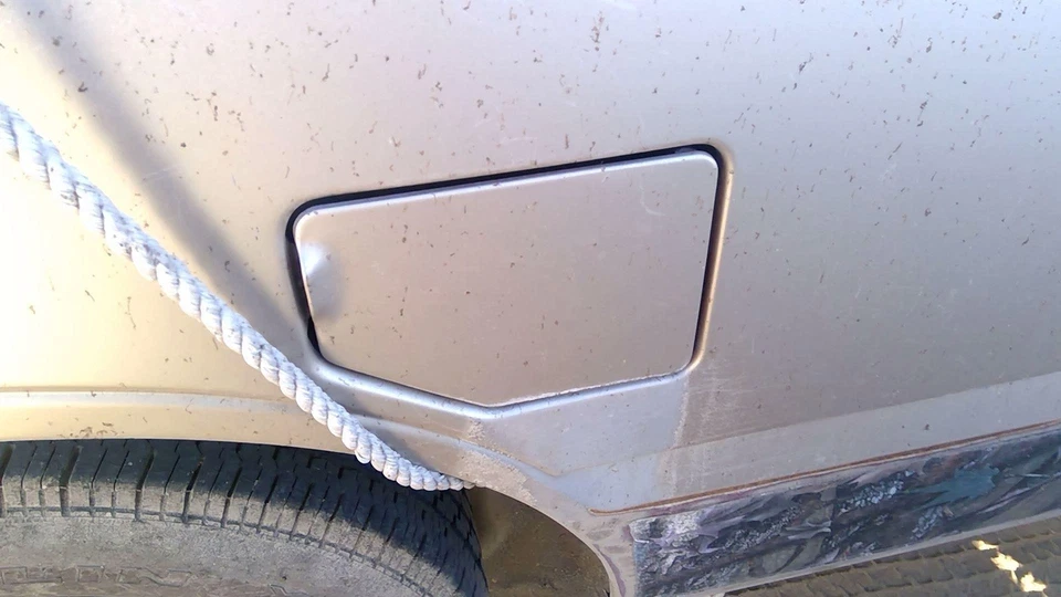 Isuzu Pup Pickup 1986 puerta del tanque de combustible con bisagra tapa de gasolina fabricante original relleno rojo Foto 2 de 4