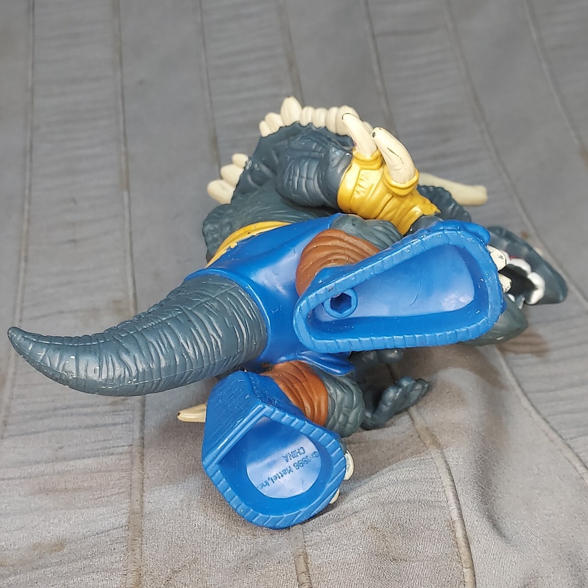 Mattel 1996 Extreme Dinosaurs SPIKE TRICERATOPS Street