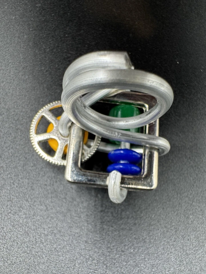 Anillo rompecabezas de aluminio inspirado en la Bauhaus hecho a mano diseñador argentino multicolor casi nuevo Foto 4 de 4