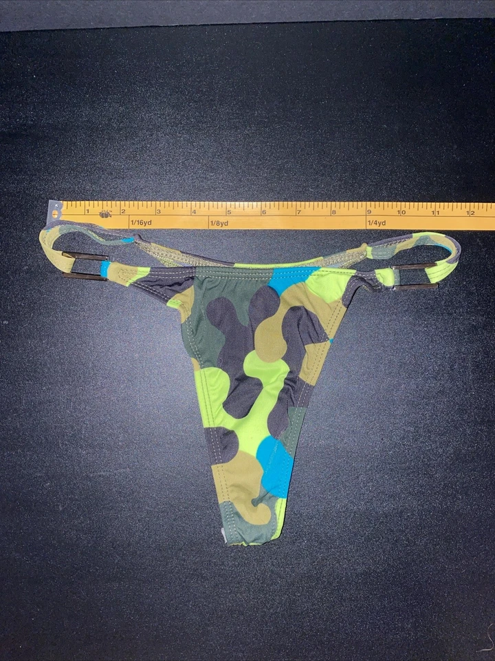 Bikini Tanga Camuflada Verde Sauvage De Colección Con Anillo De Metal Lados Talla Mediana Foto 4 de 4