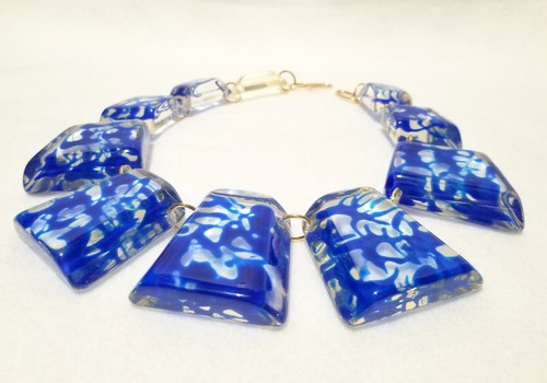 FAB Lucite Acrylic Large Chunky Collar Necklace Splashes of Deep Blue Water - Picture 3 of 9