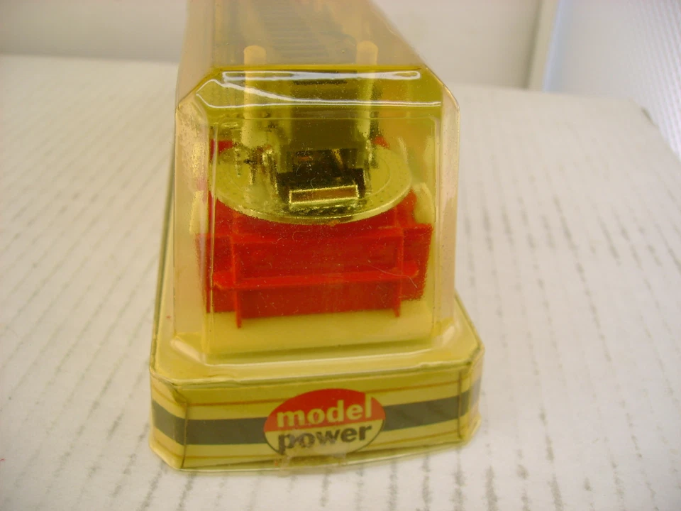 MODEL POWER PLAYART 1:48 RED W/WHIT AMERICAN LA FRANCE FIRE ENGINE SNORKEL TRUCK - Image 4 of 4