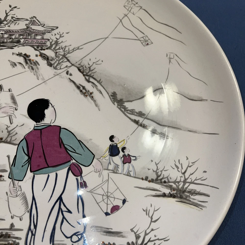 手绘 Chin Heung 12 英寸充电器,韩国,男人和男孩飞行风筝罕见复古 — 第 3/4 张图片