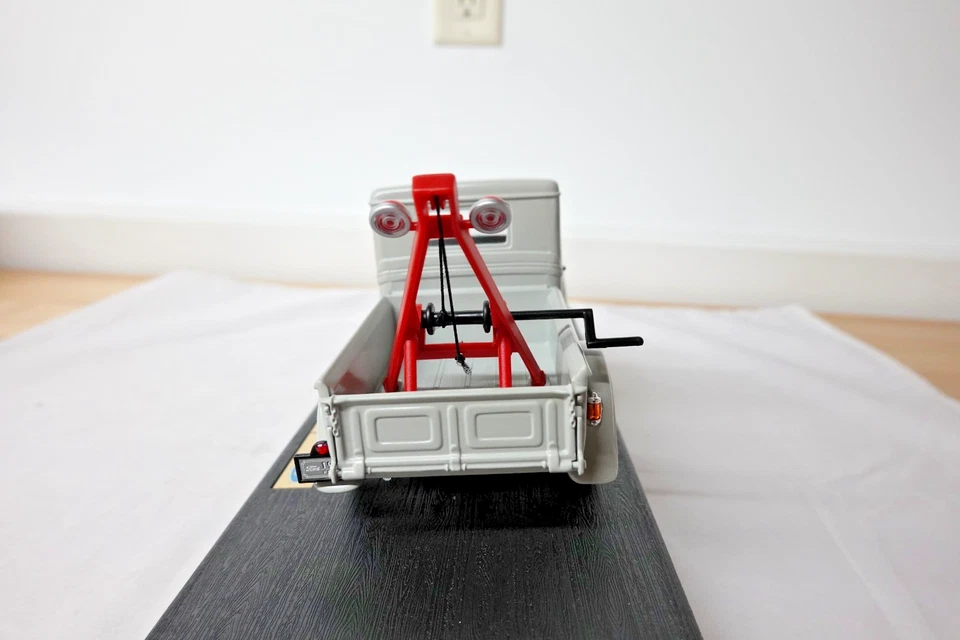 Yat Ming 92257 Gray 1934 Ford Pick Up Wrecker Road Legends Collection 1:18 Scale - Image 2 of 4