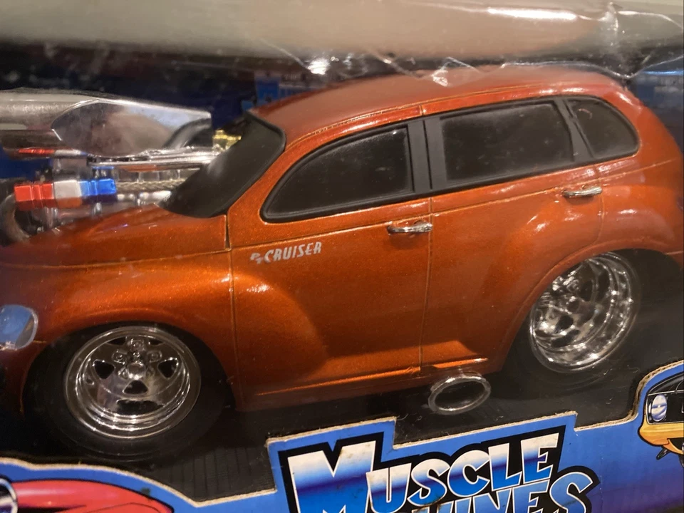 Muscle Machines 1:18 2000 PT Cruiser Metallic Orange - Image 3 of 4