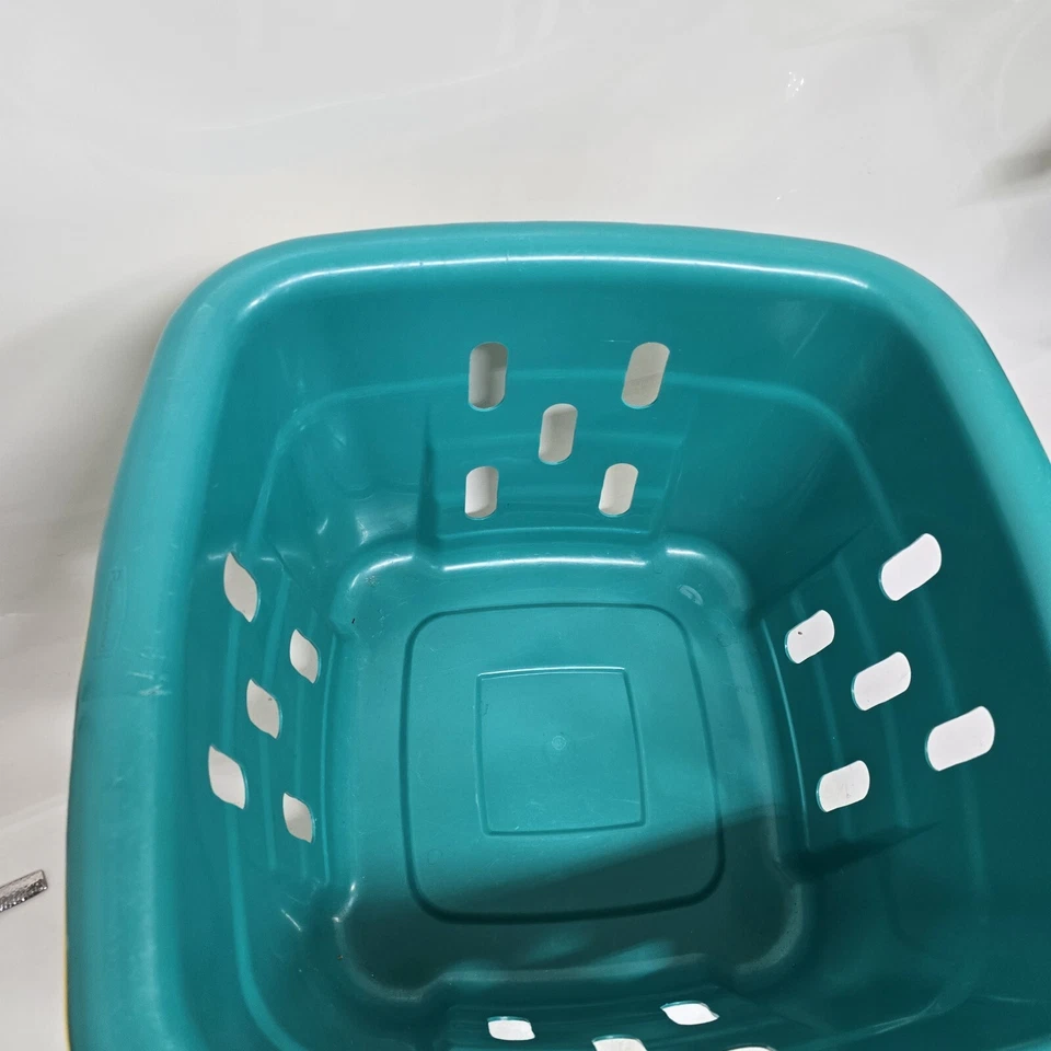 Vintage square rubbermaid plastic laundry basket - Image 4 of 4