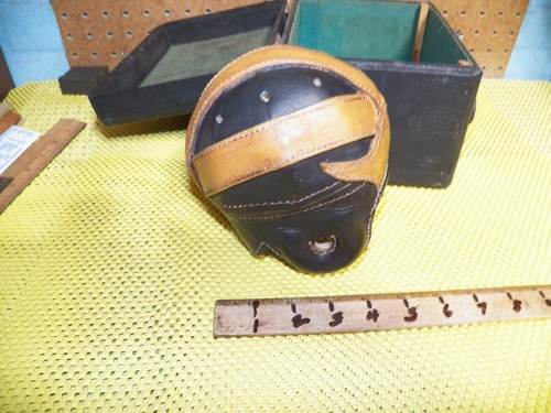 Mini casco da calcio vintage in pelle (scala 1/3) in vecchia custodia - Foto 2 di 12
