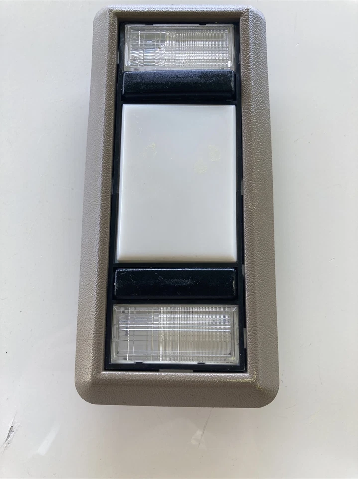 1988-1998 Chevrolet C1500 (OBS) dome light w/lens (beige) GMC C/K 1500, Suburban - Image 3 of 4