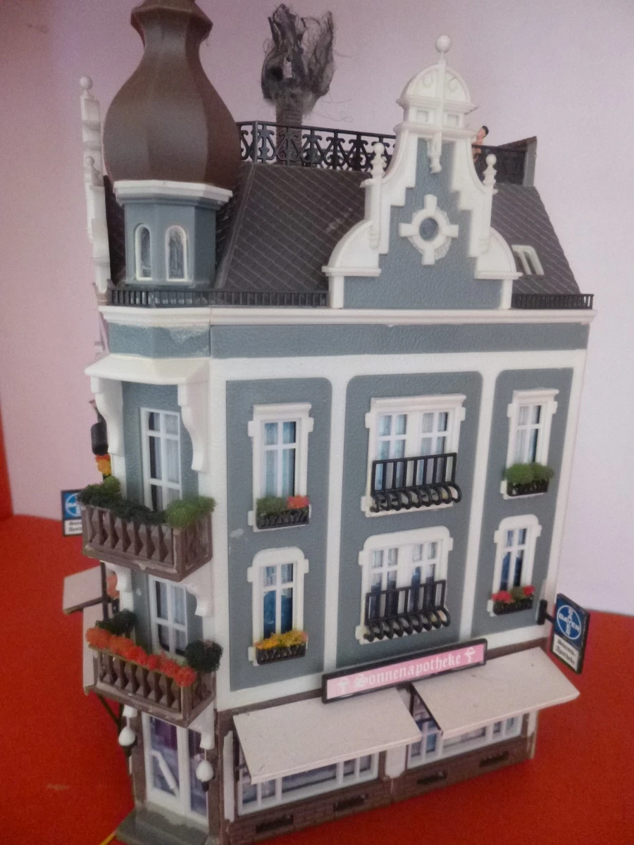 Faller - Stadt-Eckhaus " Apotheke " beleuchtet in H0