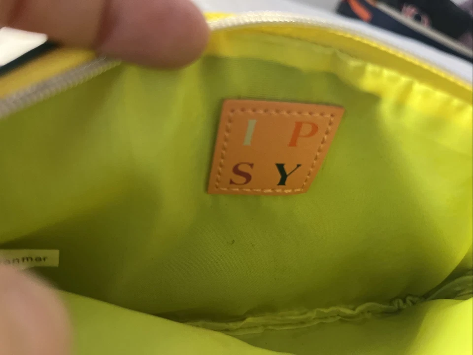 Bolso Ipsy Teal Glam con Borla Cremallera y Tachuelas de Metal Estuche de Maquillaje Usado Foto 3 de 4