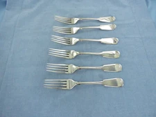 AN ANTIQUE SET OF SIX STERLING SILVER FIDDLE BACK DESSERT FORKS, LONDON 1901.