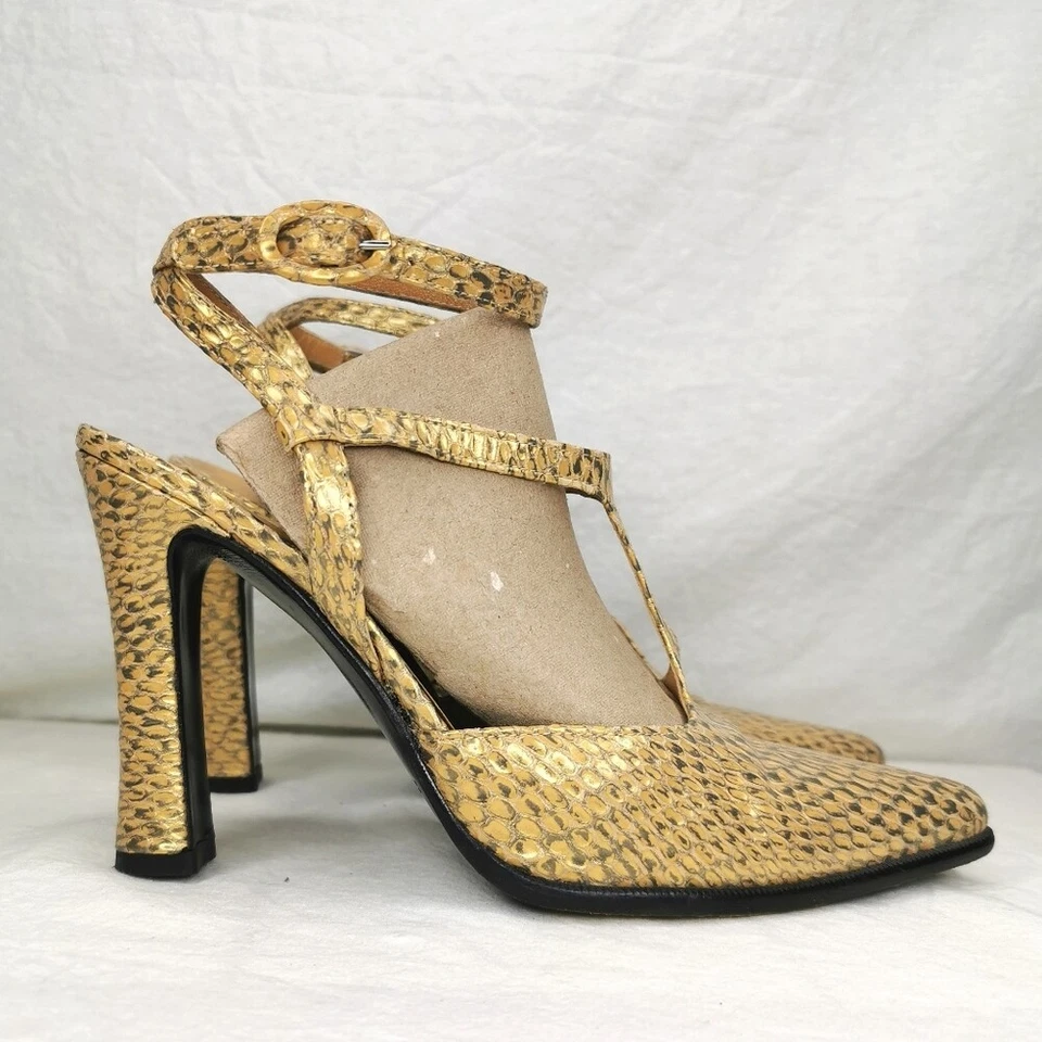 Zapatos de salón Casadei de cuero dorado con correa en T Foto 2 de 4