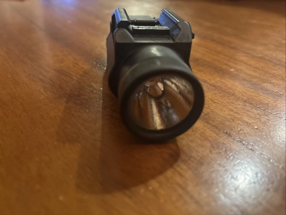 Luz táctica montada en riel Streamlight TLR-1 con montaje Sig P320 Foto 4 de 4