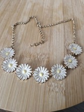 Pretty Daisy Necklace. Gold Tone