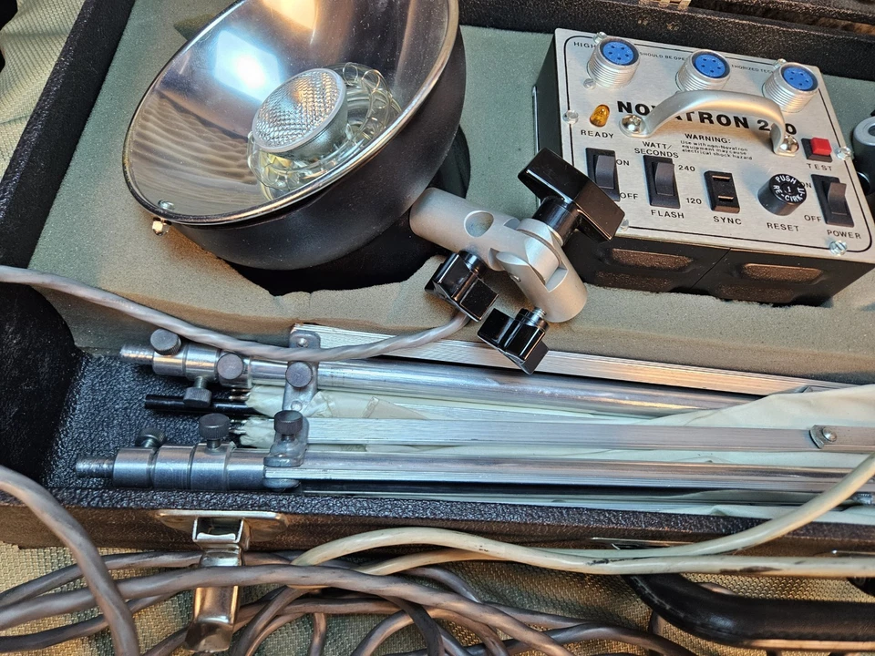 Kit estroboscópico de estudio de alta eficiencia Novatron con fuente de 240 Pwr, dos luces, soportes Foto 4 de 4