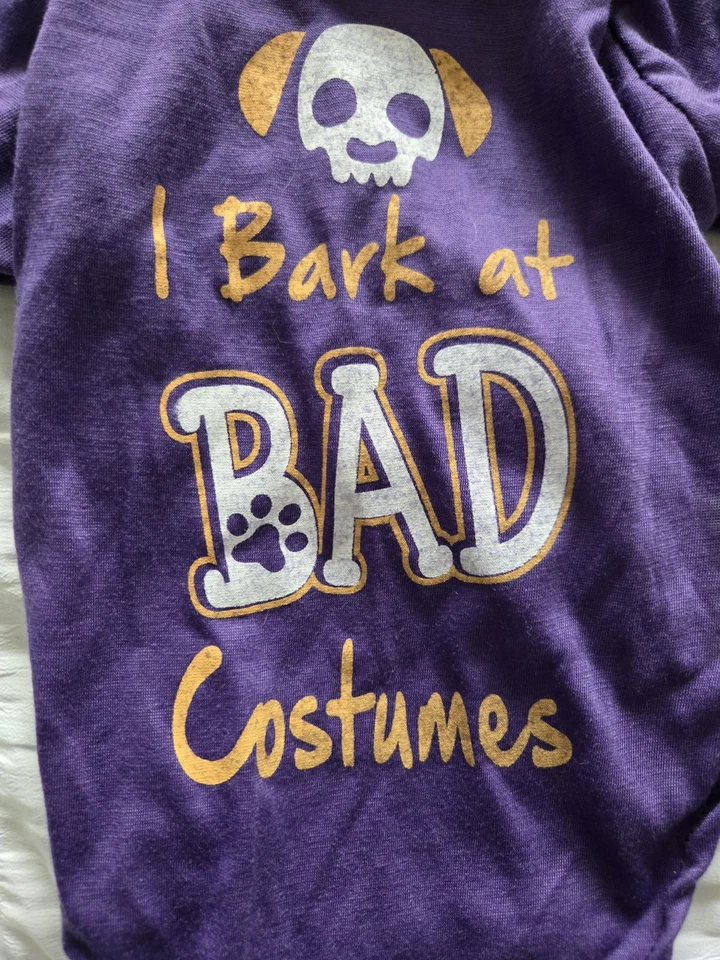 Camiseta para Mascotas Novedad Mascota - "I Ladro At Bad Costumes" Mediana Púrpura Perro Camisa Halloween Foto 2 de 4