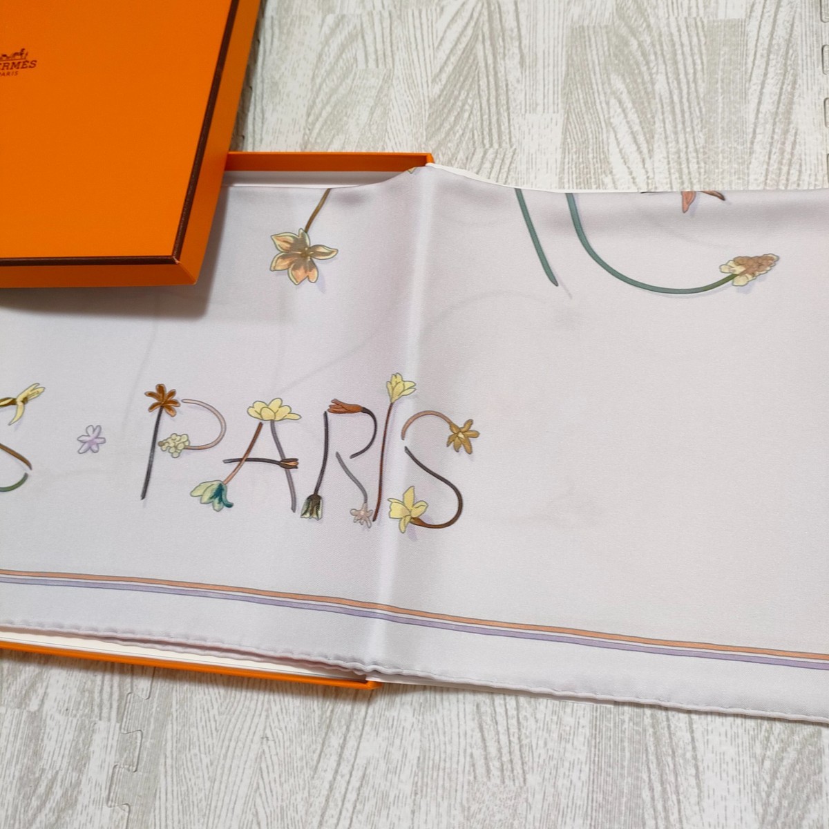 Unused w/box HERMES Carre 90 I LIKE FLOWERS Silk Scarf Light
