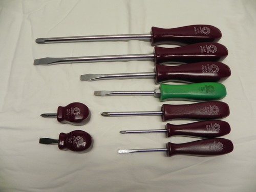 Matco 9 Piece Combination Screwdriver Set 8 Maroon & 1 Green w/Black Tray Holder - Picture 2 of 15