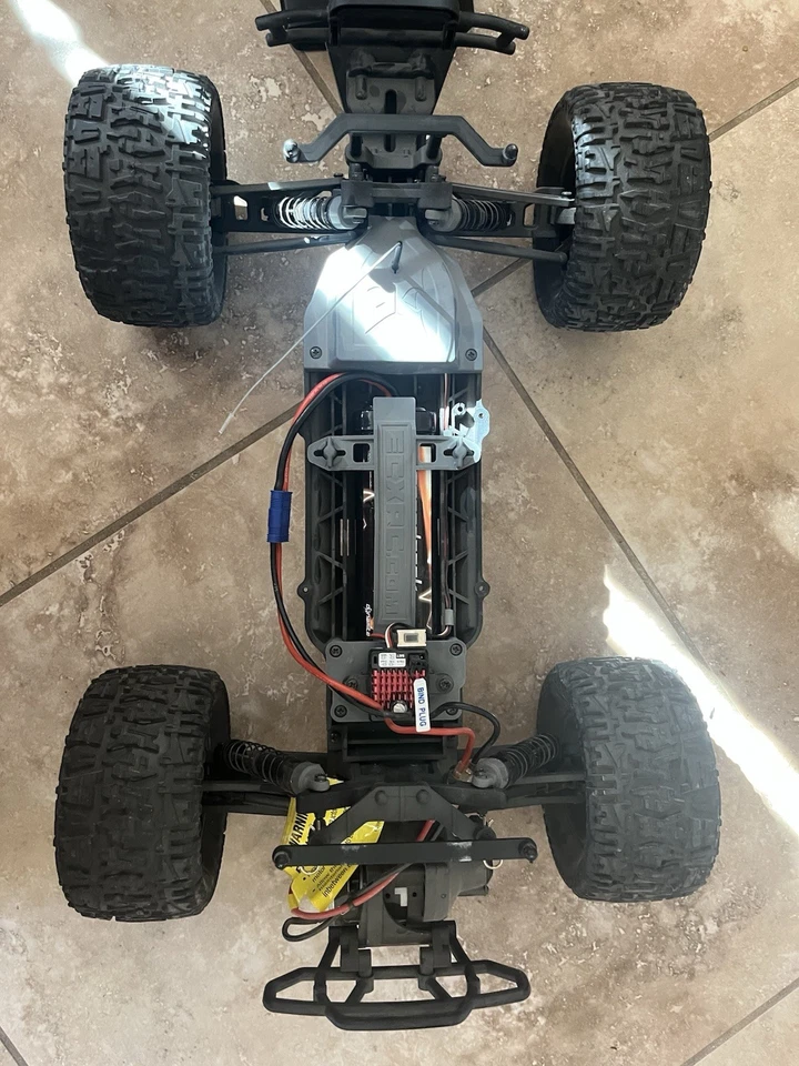 ECX Ruckus MT 1/10 2wd Monster Truck Orange And Black - 3300mah battery - Image 3 of 4