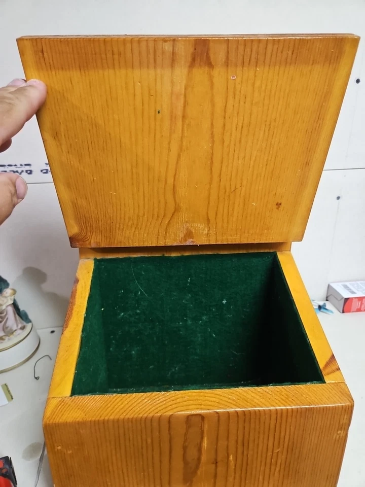 Caja de madera con tapa con bisagras y respaldo con diseño de corazón en madera Foto 4 de 4