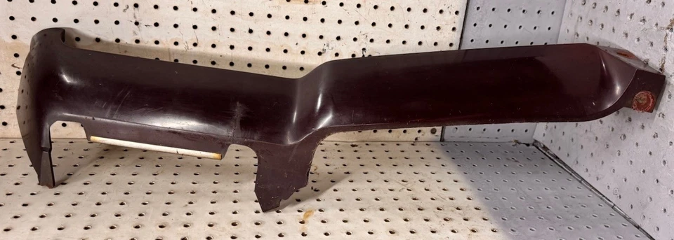 1973 Pontiac Grand Prix para-choque traseiro LH driver válvula inferior acabamento acabamento moldura - Imagem 2 de 4