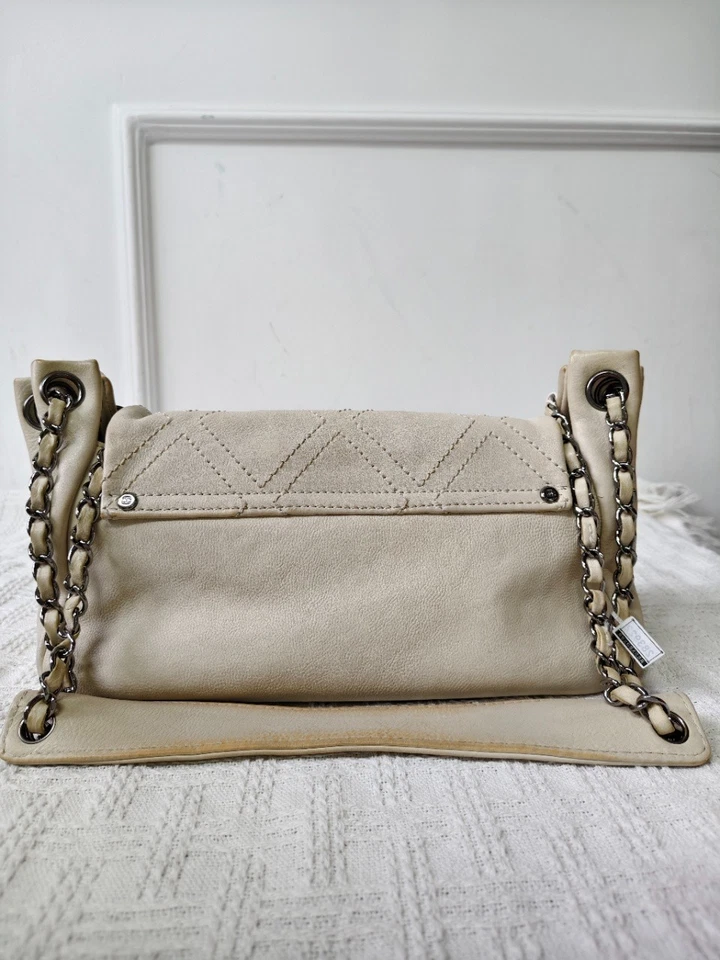 Bolso de hombro Chanel blanco con cierre grande con cordón de lona negro herrajes usado Foto 4 de 4