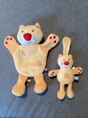 O 2 doudou SUCRE D'ORGE chat orange nez rouge Plat marionnette + Attache Tétine - Photo 1/2