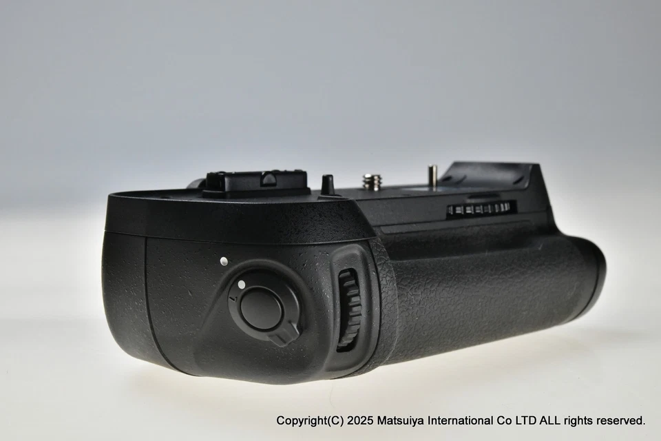 ** Near MINT Genuine Nikon Multi Power Battery Pack MB-D12 for D800, D800E, D810 - Image 2 of 4