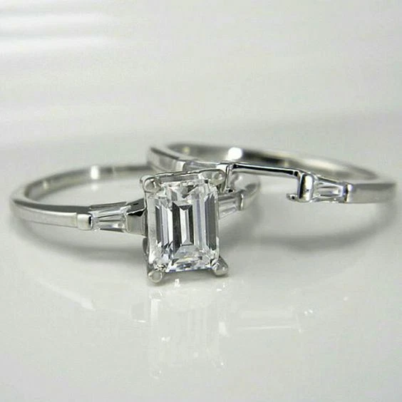 Обручальное кольцо из белого золота 14 карат с искусственным бриллиантом 2,20 карата с белым изумрудом - Изображение 2 из 4