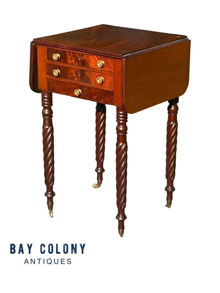 Antigua mesa de trabajo Massachusetts de 3 cajones con patas talladas en cuerda Foto 3 de 4