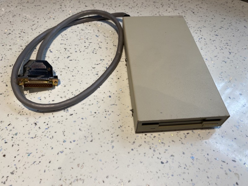 🙇🏻 COMMODORE AMIGA EXTERNAL FLOPPY DRIVE 3.5" 🙇 WORLDWIDE SHIPPING 🙇🏻