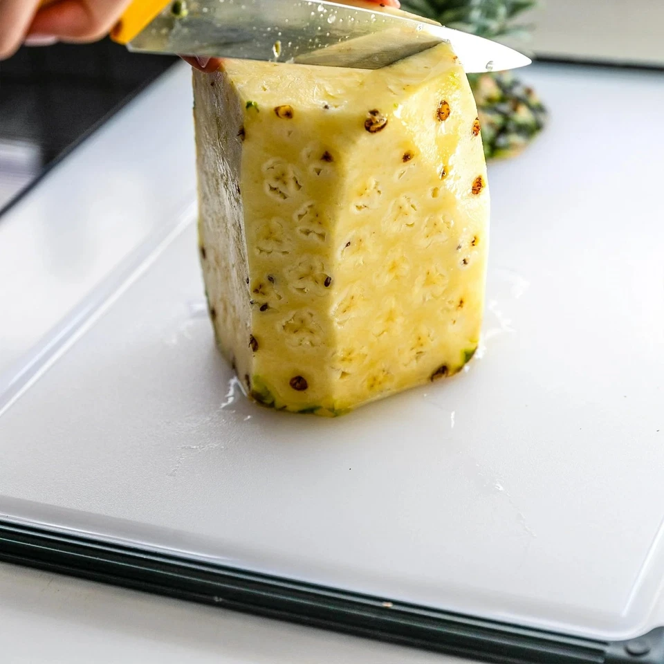 Tabla de cortar con agarre antideslizante tamaño 12"x18" en color natural/gris Foto 4 de 4