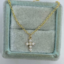 Ciondolo croce piccola diamante creato in laboratorio taglio tondo 1,10 ct placcato oro giallo 14 carati