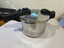 Kitchen Living Stove Top Pressure Cooker 18/8 Stainless Steel NIce 63A