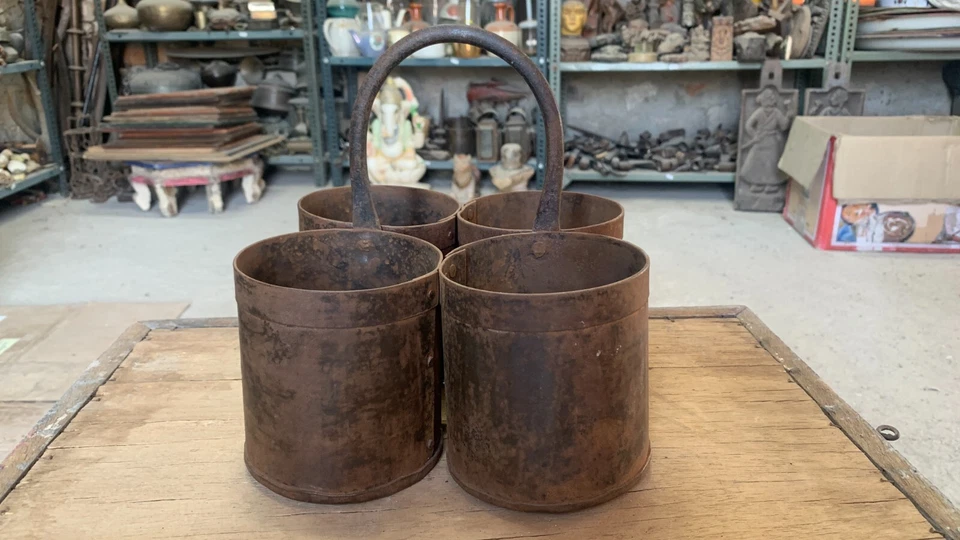 Antigua maceta rural decorativa colgante redonda de hierro hecha a mano de cuatro Foto 4 de 4