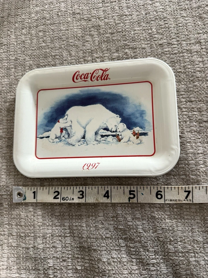 Mini bandeja de lata de metal blanca Coca-Cola 1997 vintage con el oso polar y los cachorros 1997 Foto 3 de 4