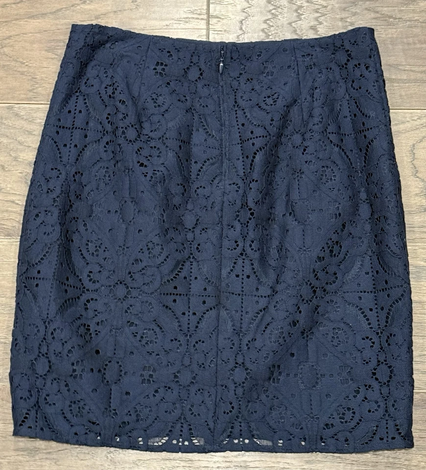 Falda lápiz superpuesta de encaje azul oscuro Banana Republic talla 2 para mujer Foto 2 de 4