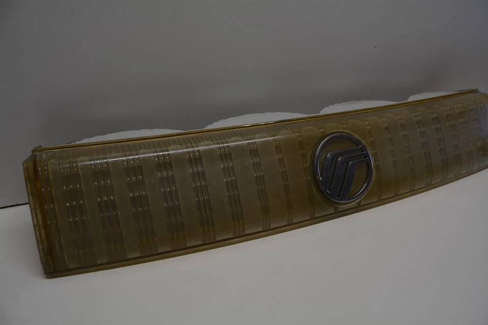 1992 - 1995 MERCURY SABLE REAR CENTER TAIL FINISH PANEL OEM, 195-00109 - Image 2 of 4