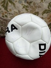 ^ FC Barcelona Signed Football by 15 players 12/8/2001 Kluivert Overmars Xavi Co