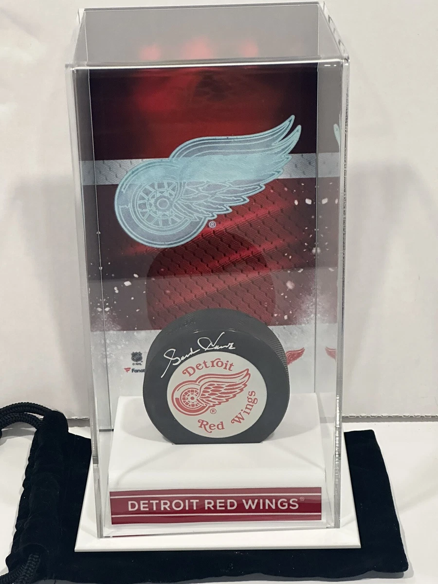 Gordie howe outlet signed puck