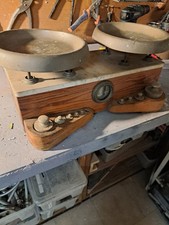 Antica bilancia a 2 piatti in legno marmo e ottone del primi anni 50 con pesi