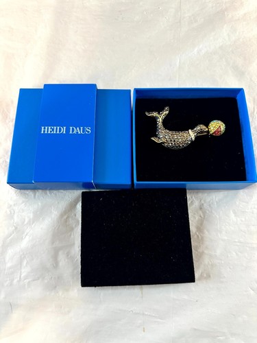 Vintage Heidi Daus versiegelt mit einem Kuss Damen schöne gepflasterte Kristall Siegel Pin