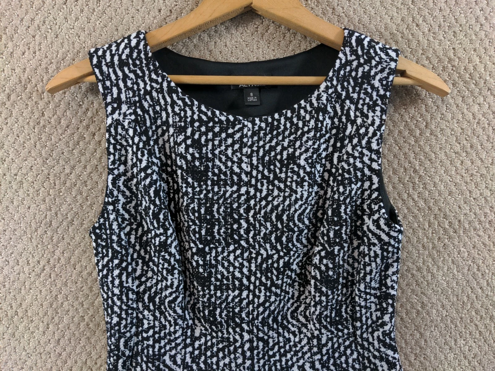 Abito plissettato bianco e nero Alyx 8 aderente e svasato senza maniche orlo rosso