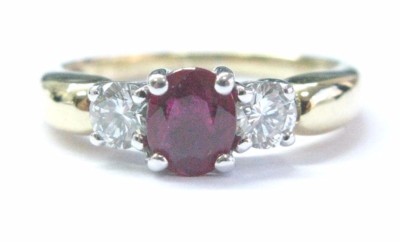 Ring 18 Kt ovale Form Edelstein Rubin Diamant Gelbgold drei Steine 1,03 kt