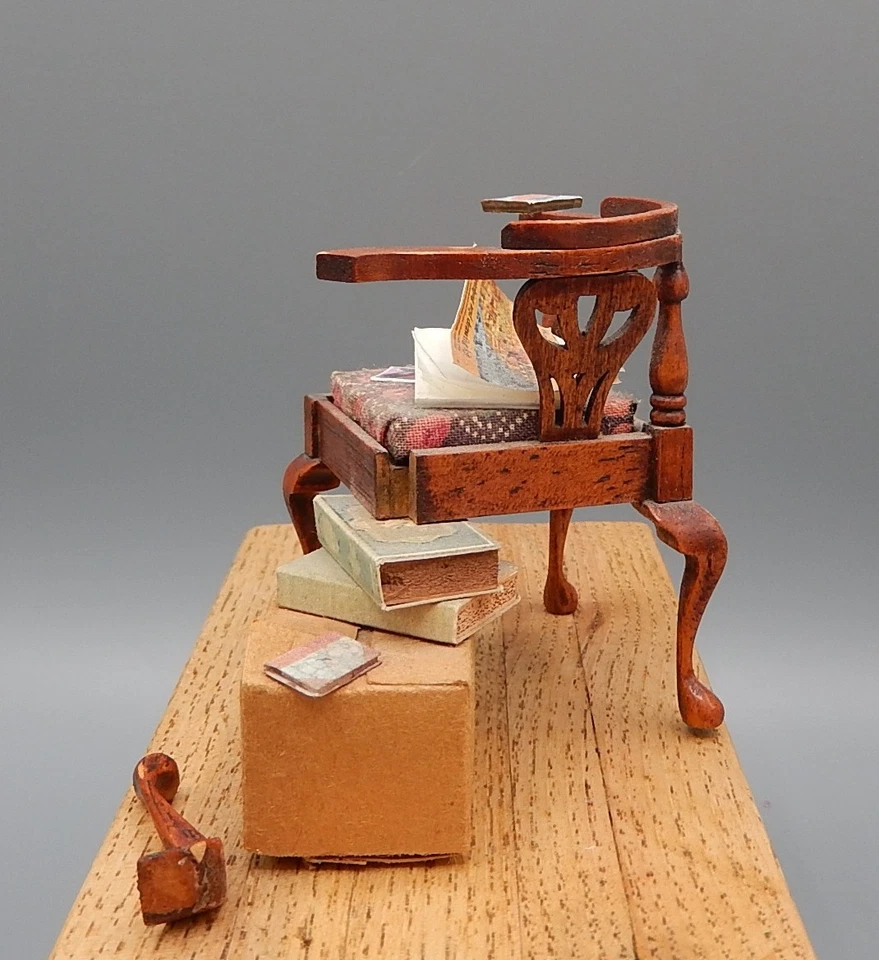 Silla ático envejecida vintage única en su clase con libros artesanal casa de muñecas miniatura 1:12 Foto 4 de 4