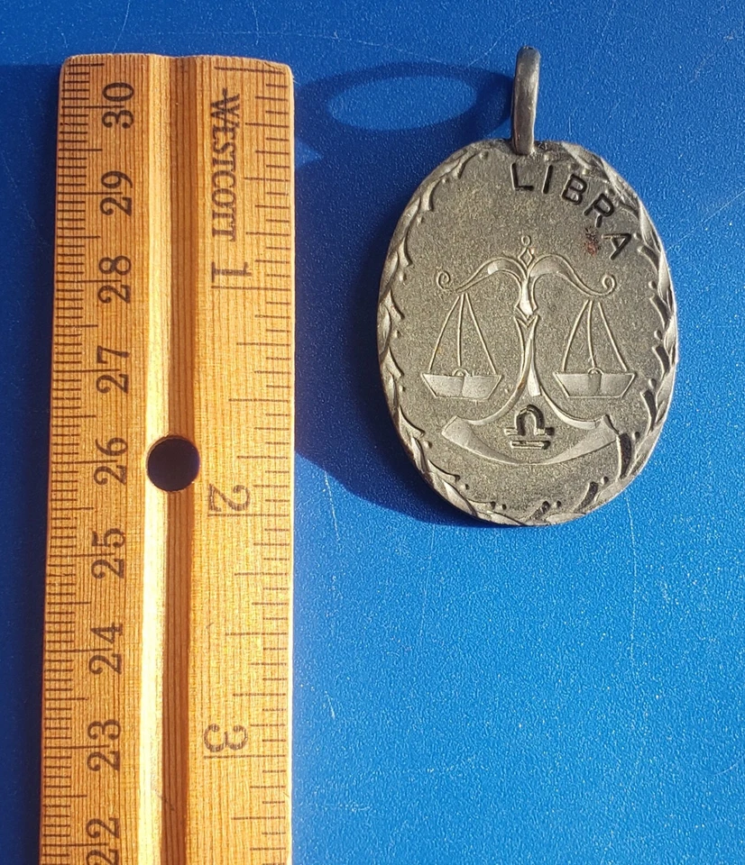 Colgante horóscopo del zodiaco Libra de peltre grabado a mano de colección Foto 4 de 4